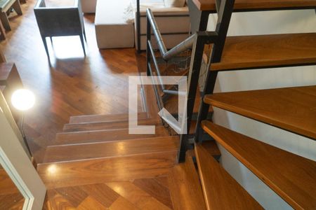 Escada para as suítes e lavabo de casa de condomínio para alugar com 2 quartos, 130m² em Real Parque, São Paulo