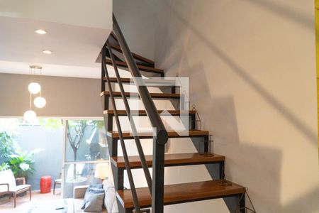 Escada para as suítes e lavabo de casa de condomínio para alugar com 2 quartos, 130m² em Real Parque, São Paulo