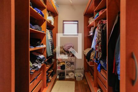 Casa à venda com 246m², 4 quartos e 4 vagas Casa à venda com 246m², 4 quartos e 4 vagasCloset