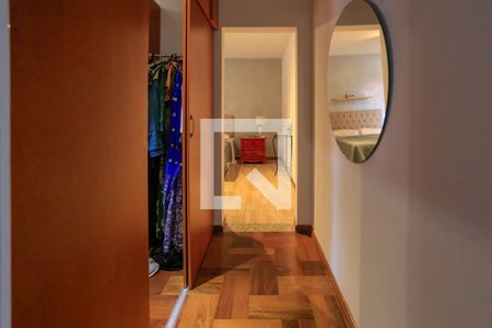 Casa à venda com 246m², 4 quartos e 4 vagas Casa à venda com 246m², 4 quartos e 4 vagasCorredor