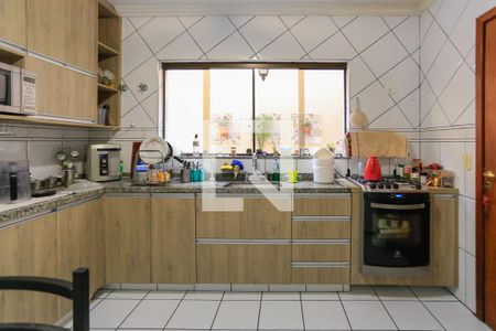 Casa à venda com 246m², 4 quartos e 4 vagas Casa à venda com 246m², 4 quartos e 4 vagasCozinha