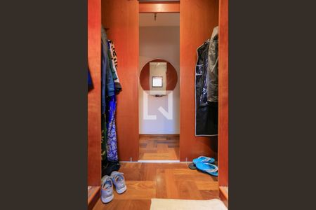 Casa à venda com 246m², 4 quartos e 4 vagas Casa à venda com 246m², 4 quartos e 4 vagasCloset