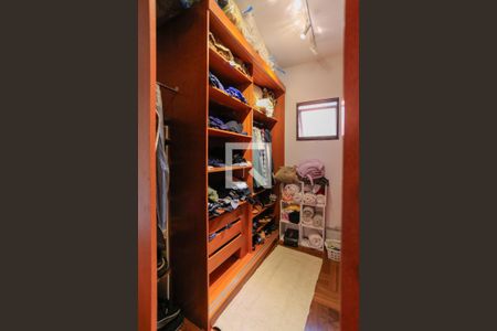 Casa à venda com 246m², 4 quartos e 4 vagas Casa à venda com 246m², 4 quartos e 4 vagasCloset