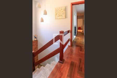 Casa à venda com 246m², 4 quartos e 4 vagas Casa à venda com 246m², 4 quartos e 4 vagasEscada