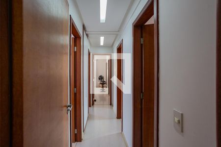 Corredor de apartamento à venda com 4 quartos, 140m² em Alto Barroca, Belo Horizonte