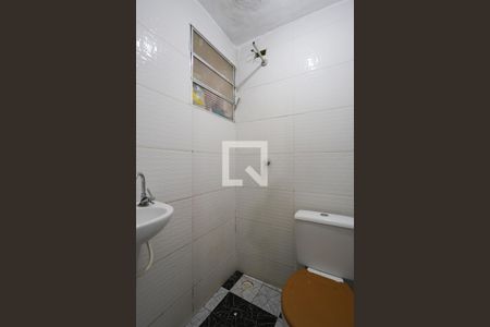 Banheiro de casa para alugar com 1 quarto, 40m² em Vila Santista, São Paulo