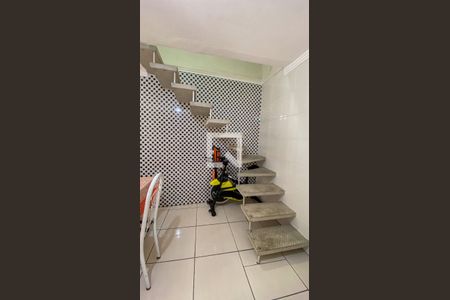 Escada de casa para alugar com 2 quartos, 80m² em Jardim Alzira Franco, Santo André