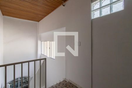 Casa à venda com 140m², 2 quartos e 2 vagas Casa à venda com 140m², 2 quartos e 2 vagasEscada