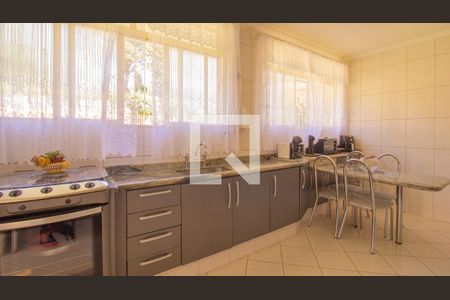 Casa à venda com 440m², 4 quartos e 6 vagas Casa à venda com 440m², 4 quartos e 6 vagasCozinha