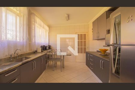 Casa à venda com 440m², 4 quartos e 6 vagas Casa à venda com 440m², 4 quartos e 6 vagasCozinha