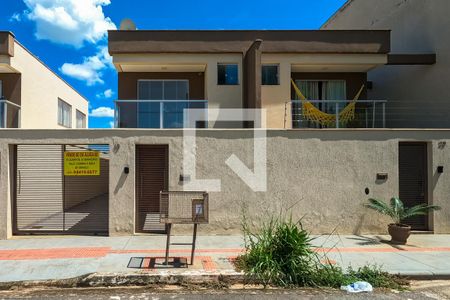 Fachada de casa à venda com 3 quartos, 120m² em Guarujá Mansões, Betim