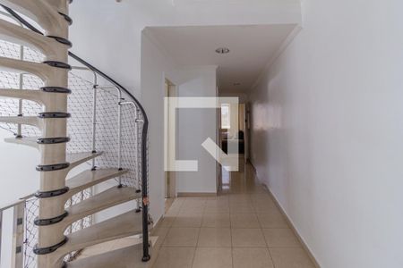 Casa à venda com 320m², 4 quartos e 2 vagas Casa à venda com 320m², 4 quartos e 2 vagasCorredor interno