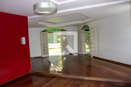 Casa de condomínio à venda com 630m², 5 quartos e 6 vagasSala