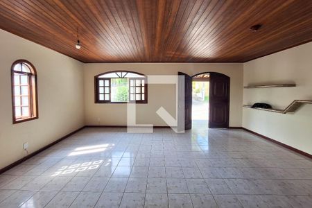 Sala de casa de condomínio à venda com 6 quartos, 500m² em Badu, Niterói