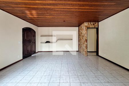 Sala de casa de condomínio para alugar com 6 quartos, 500m² em Badu, Niterói