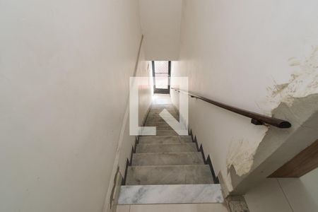 Sala - Escadas de casa à venda com 2 quartos, 97m² em Ramos, Rio de Janeiro