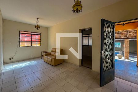 Sala de casa à venda com 4 quartos, 240m² em Vila Amaral, Belo Horizonte