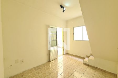 Sala de casa para alugar com 2 quartos, 120m² em Parque Tomas Saraiva, São Paulo