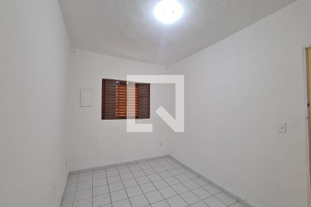 Quarto 2 de casa para alugar com 2 quartos, 120m² em Parque Tomas Saraiva, São Paulo