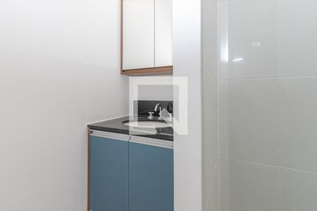Banheiro de kitnet/studio para alugar com 1 quarto, 29m² em Jardim das Acácias, São Paulo