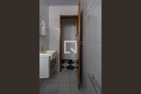 banheiro social_2 de casa para alugar com 1 quarto, 48m² em Vila das Merces, São Paulo
