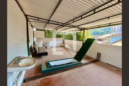 Apartamento à venda com 156m², 5 quartos e 2 vagas Apartamento à venda com 156m², 5 quartos e 2 vagasTerraço