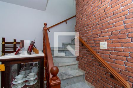 Escada de casa à venda com 3 quartos, 135m² em Vila Margarida, São Paulo