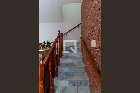 Escada de casa para alugar com 3 quartos, 135m² em Vila Margarida, São Paulo