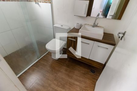 Banheiro da Suíte 1 de casa para alugar com 3 quartos, 138m² em Parque Industrial das Oliveiras, Taboão da Serra