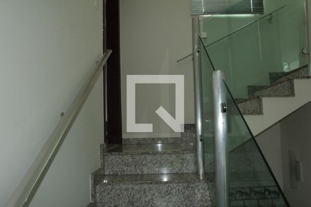 Escada de casa à venda com 3 quartos, 238m² em Santa Amélia, Belo Horizonte