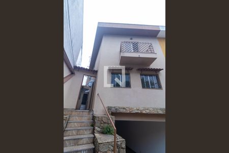 Casa à venda com 137m², 2 quartos e 3 vagas Casa à venda com 137m², 2 quartos e 3 vagasFachada