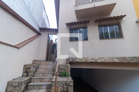 Casa à venda com 137m², 2 quartos e 3 vagas Casa à venda com 137m², 2 quartos e 3 vagasFachada