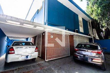 Casa à venda com 250m², 5 quartos e 9 vagas Casa à venda com 250m², 5 quartos e 9 vagasGaragem