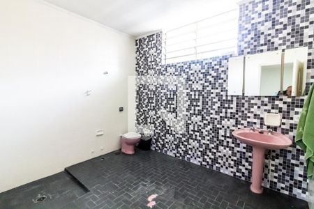 Casa à venda com 250m², 5 quartos e 9 vagas Casa à venda com 250m², 5 quartos e 9 vagasBanheiro da Suíte Quarto 1