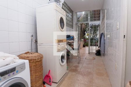 Casa de condomínio à venda com 450m², 4 quartos e 3 vagas Casa de condomínio à venda com 450m², 4 quartos e 3 vagasÁrea de Serviço