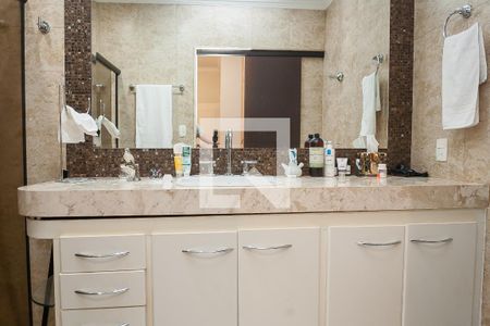 Casa de condomínio à venda com 450m², 4 quartos e 3 vagas Casa de condomínio à venda com 450m², 4 quartos e 3 vagasBanheiro suite 1