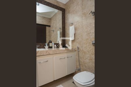 Casa de condomínio à venda com 450m², 4 quartos e 3 vagas Casa de condomínio à venda com 450m², 4 quartos e 3 vagasBanheiro suite 1