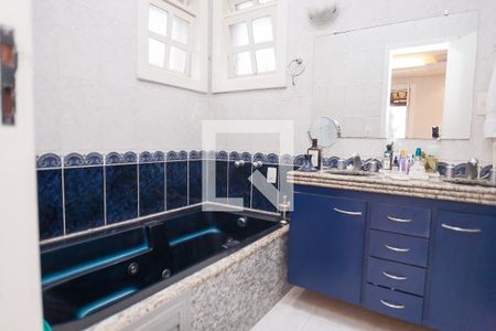 Casa de condomínio à venda com 450m², 4 quartos e 3 vagas Casa de condomínio à venda com 450m², 4 quartos e 3 vagasBanheiro suite master