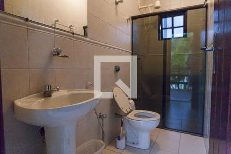 Casa de condomínio à venda com 450m², 4 quartos e 3 vagas Casa de condomínio à venda com 450m², 4 quartos e 3 vagasBanheiro da edícula