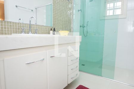 Casa de condomínio à venda com 450m², 4 quartos e 3 vagas Casa de condomínio à venda com 450m², 4 quartos e 3 vagasBanheiro suite 2