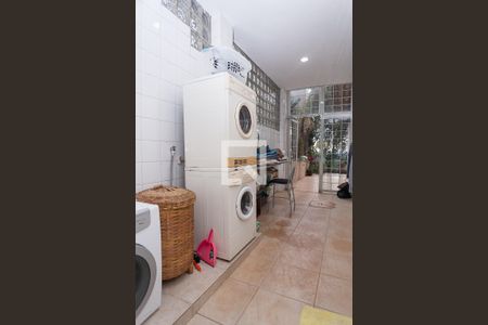 Casa de condomínio à venda com 450m², 4 quartos e 3 vagas Casa de condomínio à venda com 450m², 4 quartos e 3 vagasÁrea de Serviço