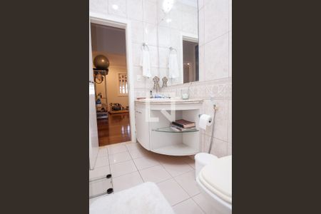 Casa de condomínio à venda com 450m², 4 quartos e 3 vagas Casa de condomínio à venda com 450m², 4 quartos e 3 vagasBanheiro Social