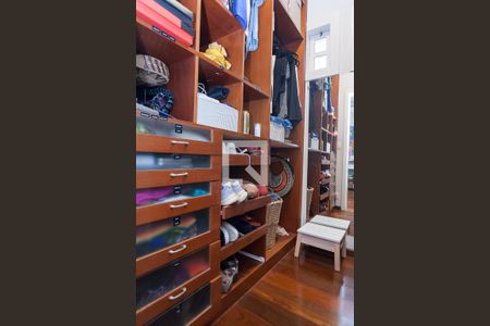 Casa de condomínio à venda com 450m², 4 quartos e 3 vagas Casa de condomínio à venda com 450m², 4 quartos e 3 vagasCloset suite master