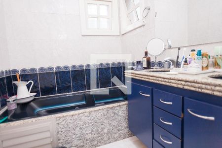 Casa de condomínio à venda com 450m², 4 quartos e 3 vagas Casa de condomínio à venda com 450m², 4 quartos e 3 vagasBanheiro suite master