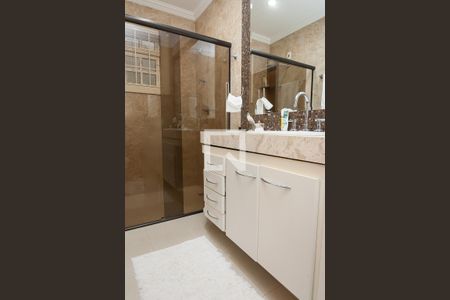 Casa de condomínio à venda com 450m², 4 quartos e 3 vagas Casa de condomínio à venda com 450m², 4 quartos e 3 vagasBanheiro suite 1