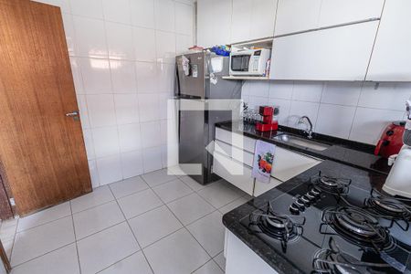 Cozinha de casa de condomínio à venda com 3 quartos, 180m² em Santa Monica, Belo Horizonte