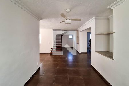 Sala de casa para alugar com 6 quartos, 218m² em Piratininga, Niterói