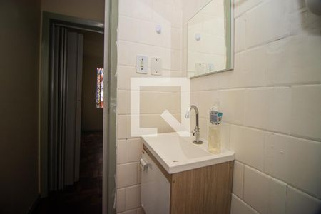 Banheiro de apartamento à venda com 1 quarto, 38m² em Jardim Itu, Porto Alegre