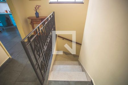 Escadas de casa para alugar com 3 quartos, 149m² em Jardim das Acácias, São Paulo
