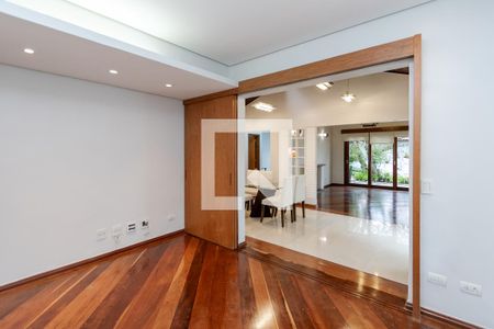 Sala de TV de casa à venda com 4 quartos, 402m² em Jardim Petrópolis, São Paulo